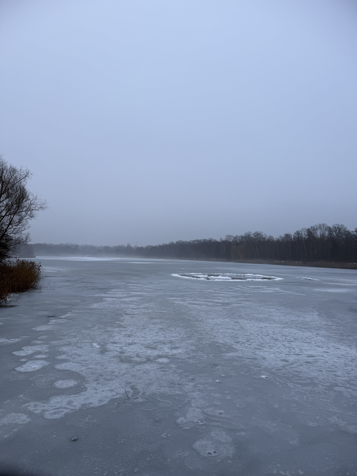 Der See ist vollständig zugefroren